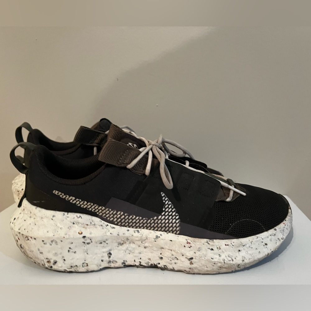 Men’s Nike size 8 athletic shoe